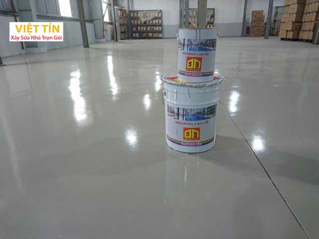 Sơn Epoxy là dòng sơn công nghiệp được sử dụng chủ yếu để sơn phủ bề mặt sàn bê tông, chấm thấm tường